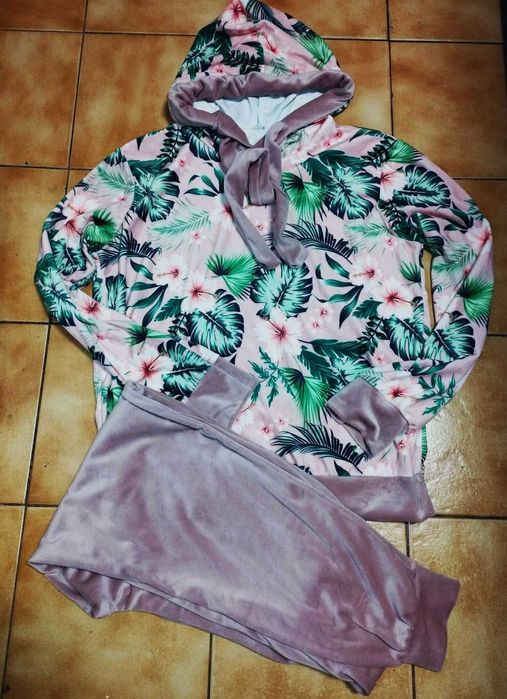 Welurowy dres z kapturem w kolorze pudrowy róż