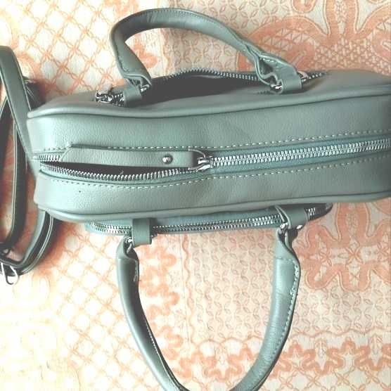 Удобная вместительная модная сумочка серого цвета, 27х15см