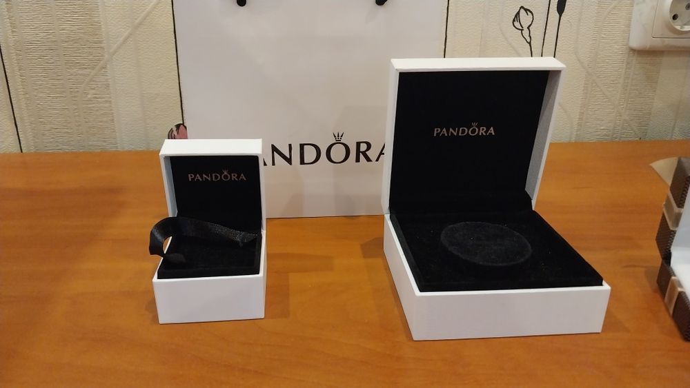 Продам  подарочный набор коробок и гофра  пакет сумочка.  PANDORA. Производство  Индонезия.Под браслет и кольца.