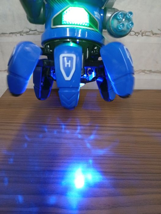 Tańczący robot z pazurkami