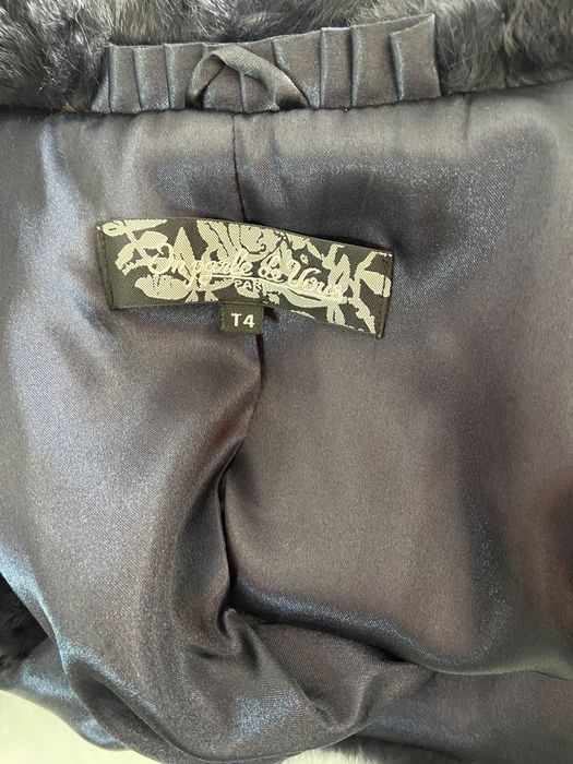 Colete azul escuro pelo verdadeiro