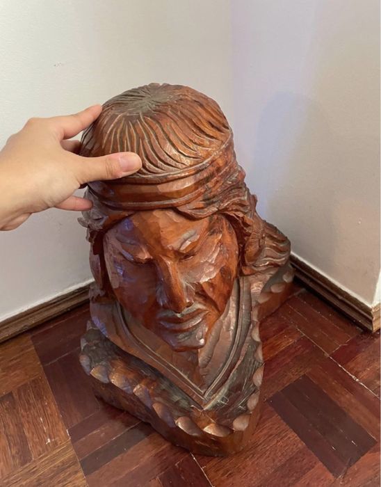 Índio esculpido em madeira maciça