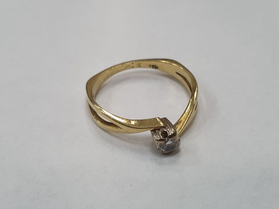 Ciekawy złoty pierścionek/ 750/ 3.49 gram/ DIA 0.15CT/ Wycena/ R17