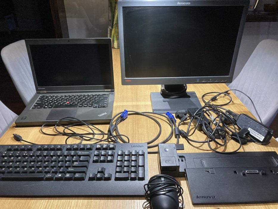Komputer Lenovo ThinkPad ze stacją dokującą, monitorem, klawiaturą i myszką