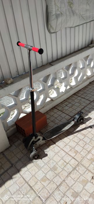 Trotinete em alumínio de 3 rodas muito intuitiva e menos perigosa