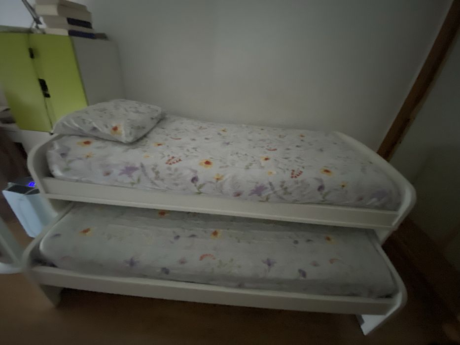 Cama dupla de solteiro 90 x 200, a de baixo  90x190 .