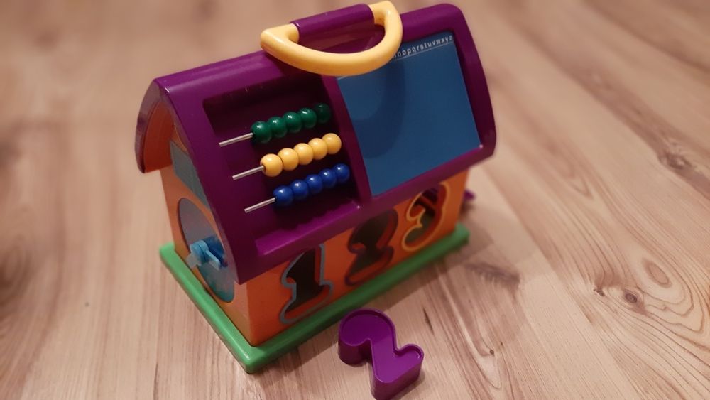 Interaktywny domek dla maluszka