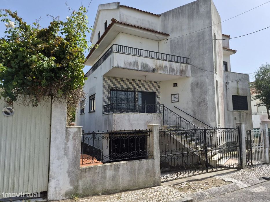 Moradia T6 Para Recuperar – Val Cavala, Charneca Da Caparica