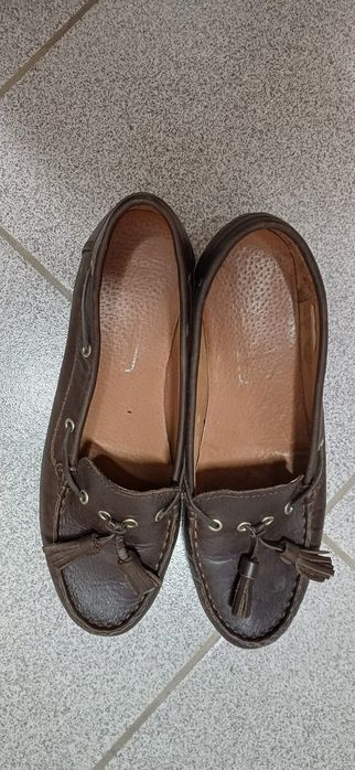 Sapatos de pele castanho