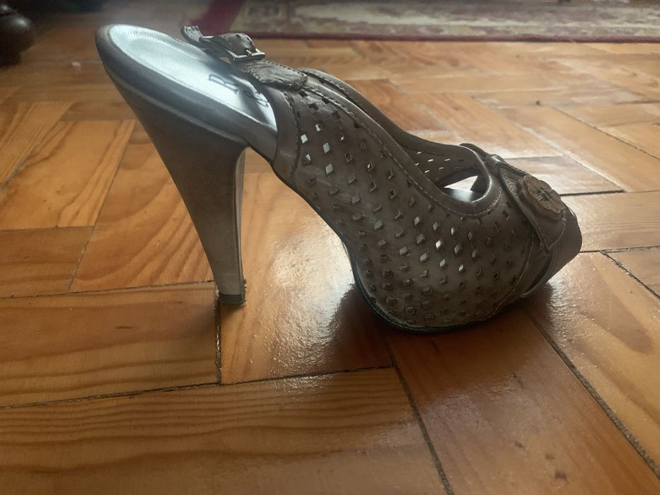 Sandalia bege salto alto