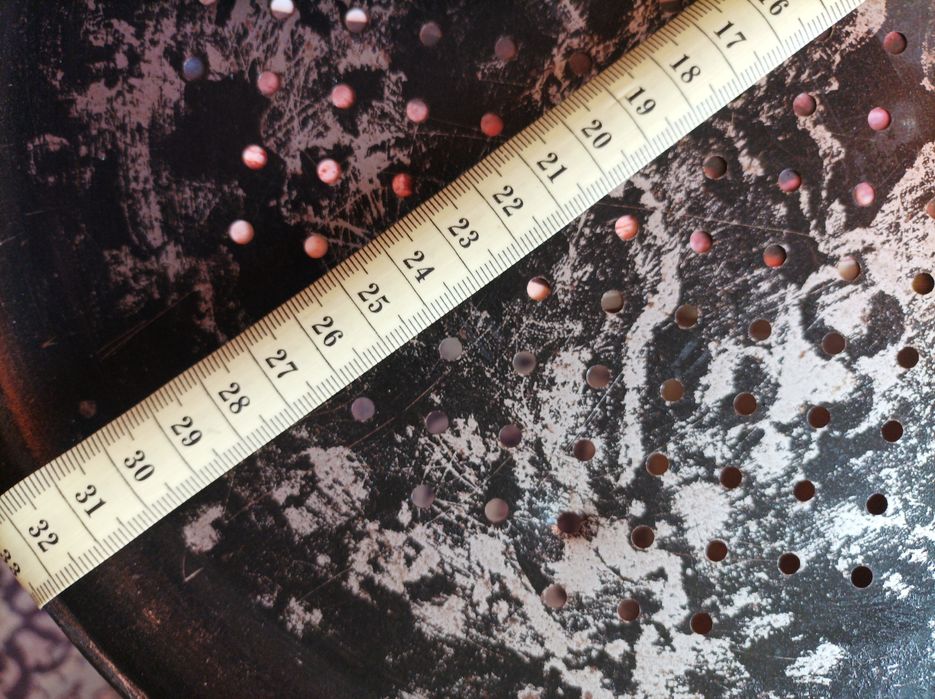 Форма для пиццы и чашка