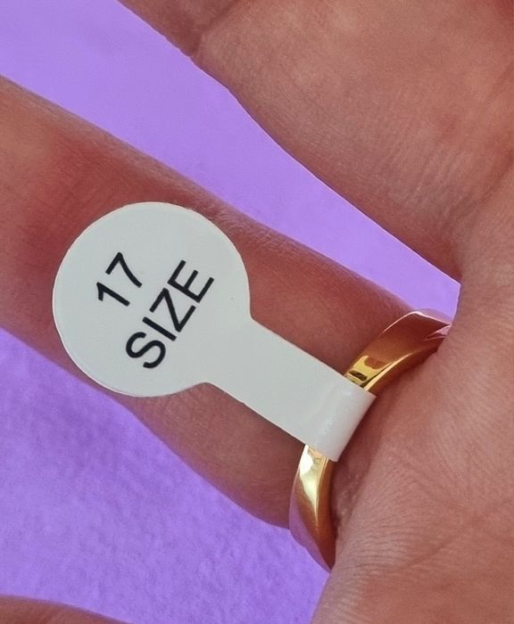 Anel dourado, em aço, com zirconias e uma flor. T17 e T20