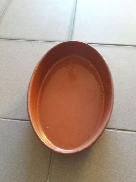 Travessa média oval de barro