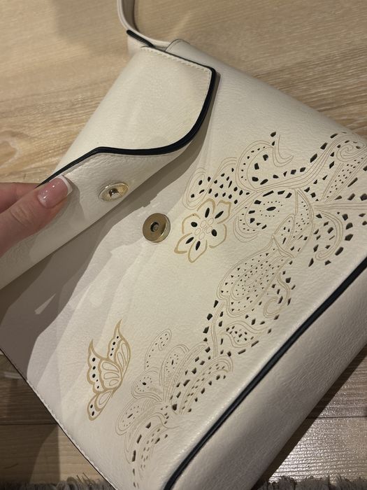 Biała skórzana torebka z paskiem