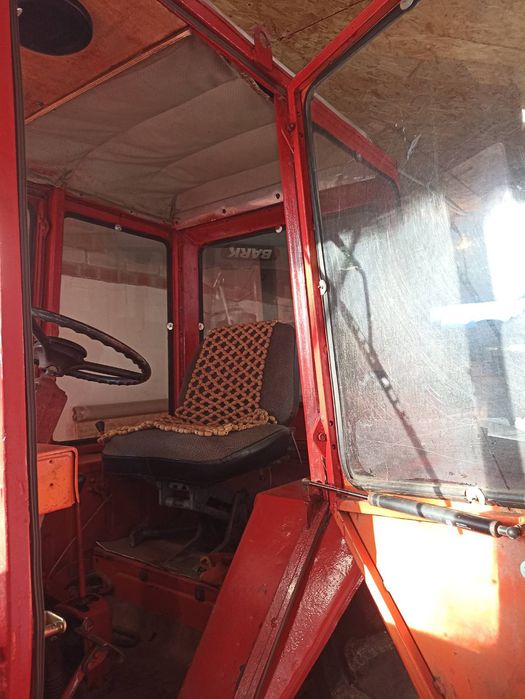 Трактор Т-25 з навісним обладнанням.