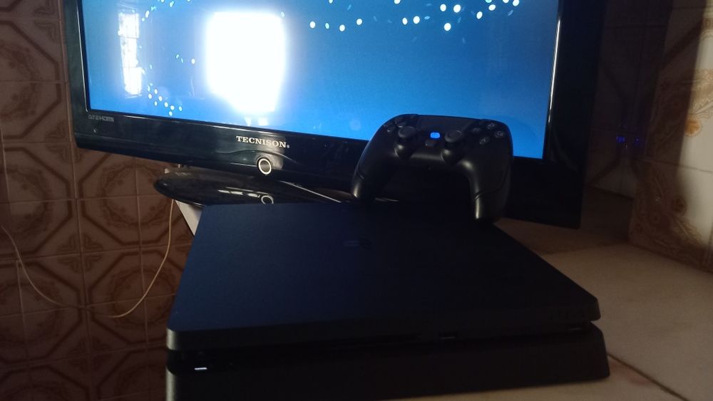 PS4 slim 500GB usado COMO NOVO