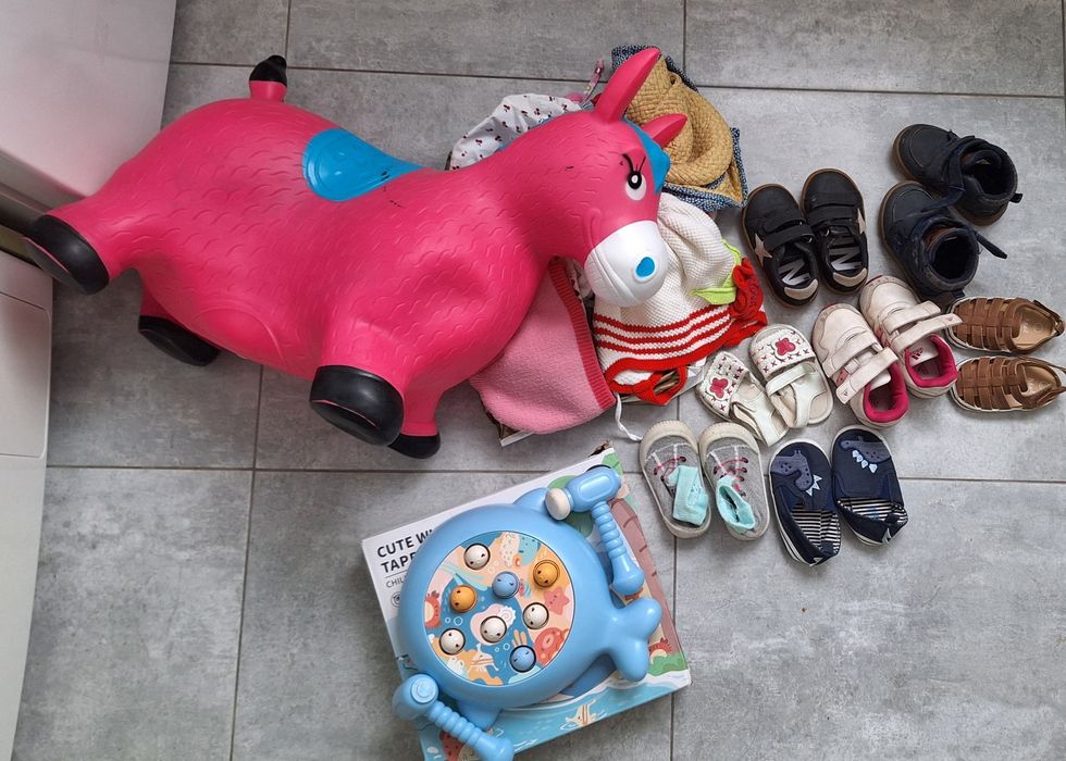 Дитяче взуття, іграшки, гра стукалка