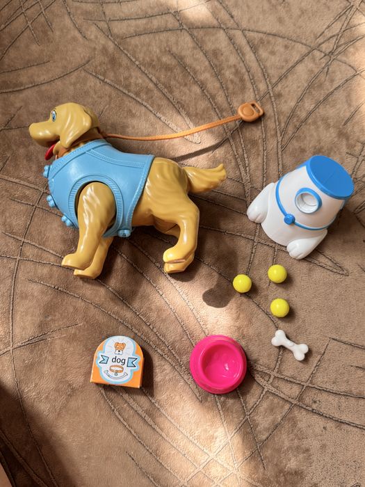 Іграшкова собачка з пулялкою для мʼячів, жилетом, повідком, мискою