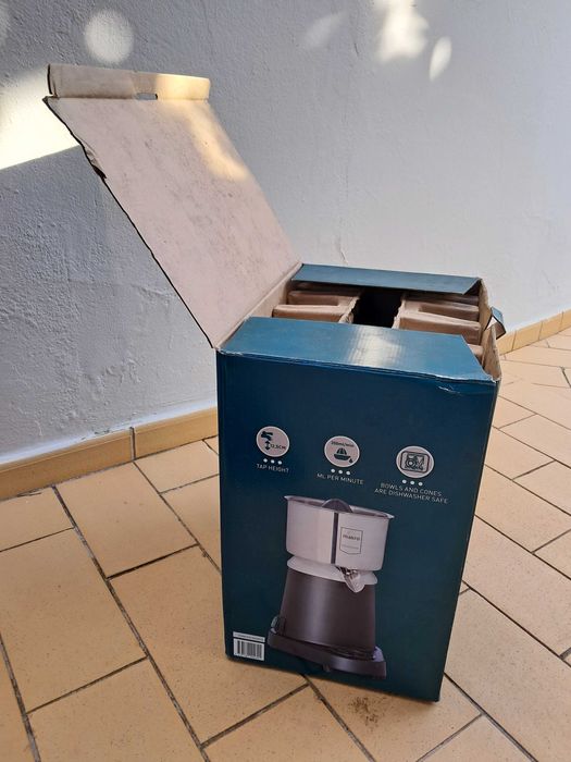 Espremedor de citrinos. Máquina de sumo.