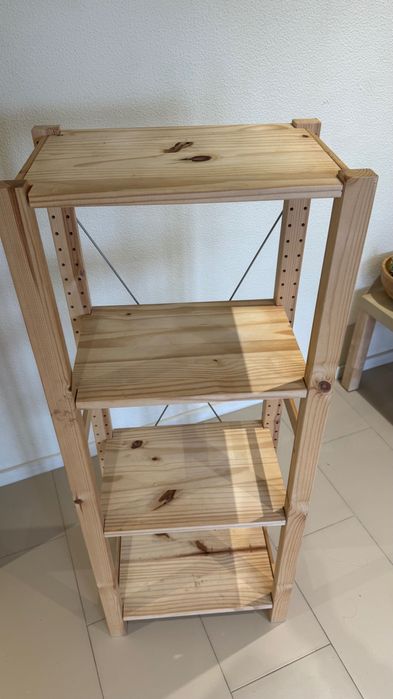 Estante de madeira maciça – sólida e em ótimo estado