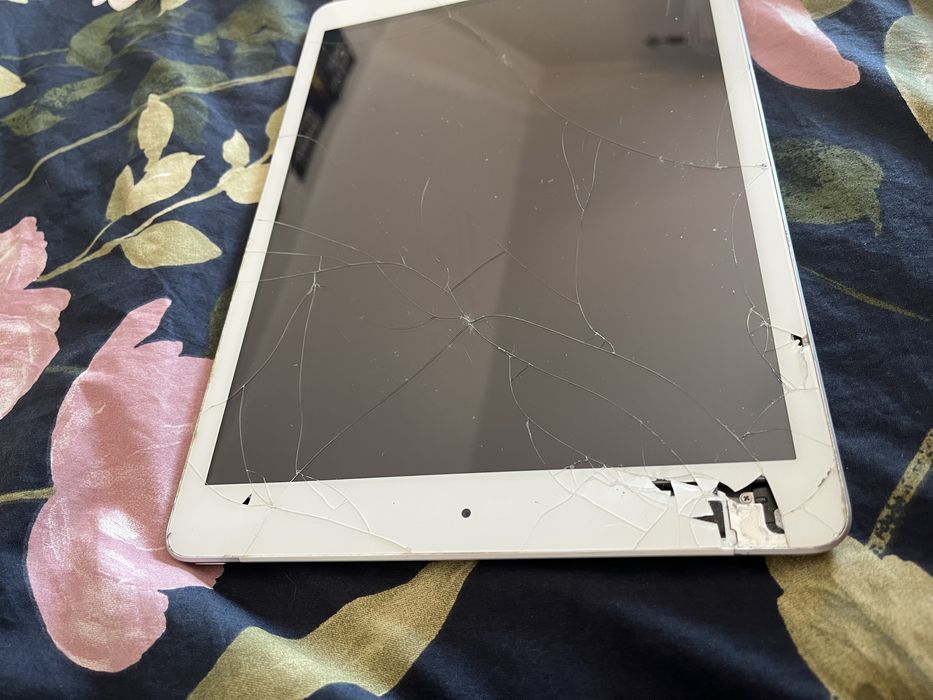 Apple iPad 8 generacja, stluczona szybka