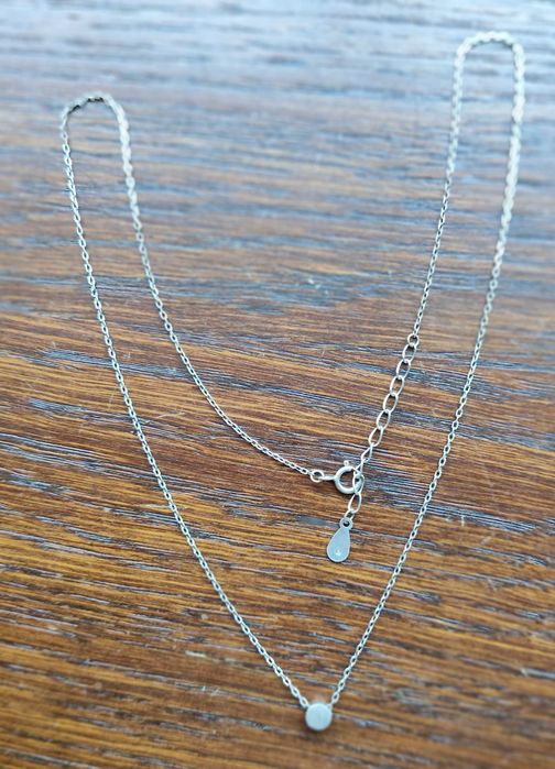 Fio de prata com pendente circular móvel