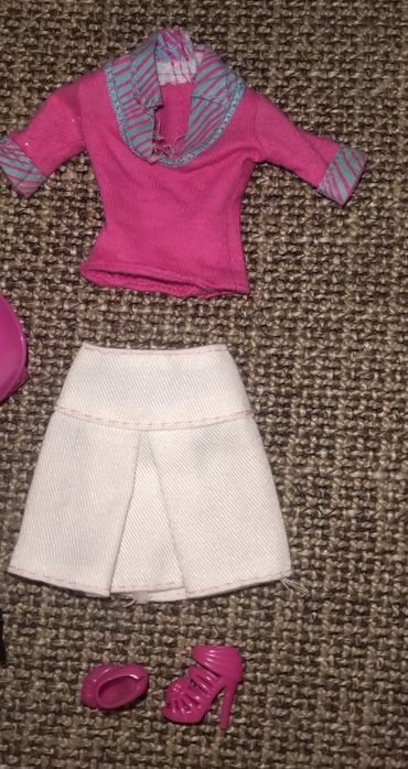 Conjunto roupas e sapatos Barbie