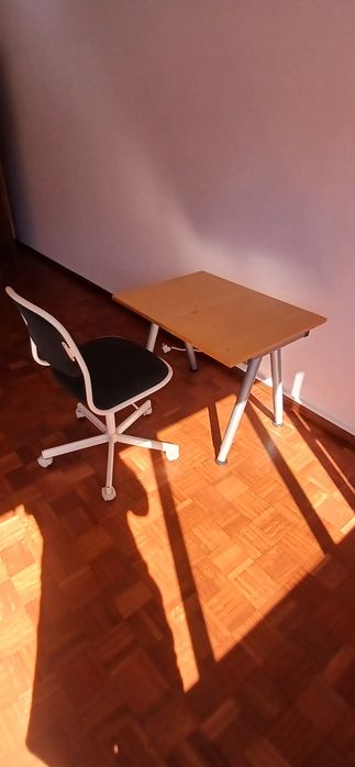 uma mesa de sala o cozinha de vidro uma  mesa telescópica  uma cadera  20€ de cada