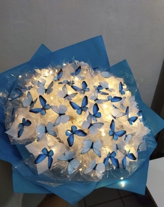 Букети з метеликів з ілюмінацією