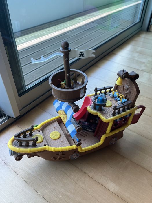 Barcos de pirata, cars e extraterres