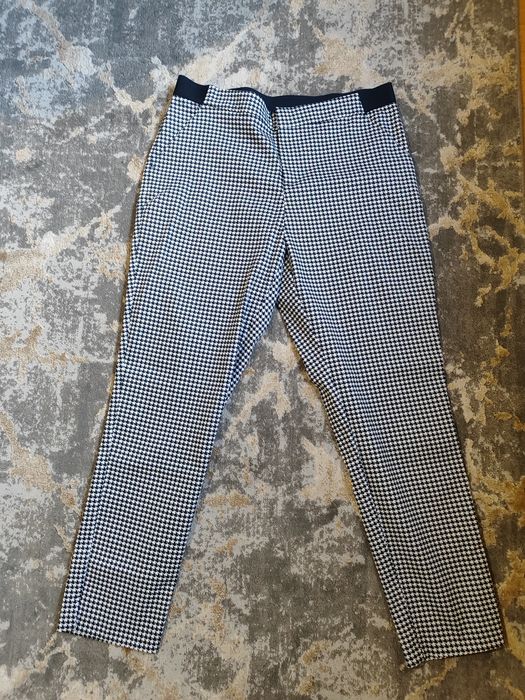 Eleganckie spodnie w pepitkę, fason ala cygaretki z gumką w pasie