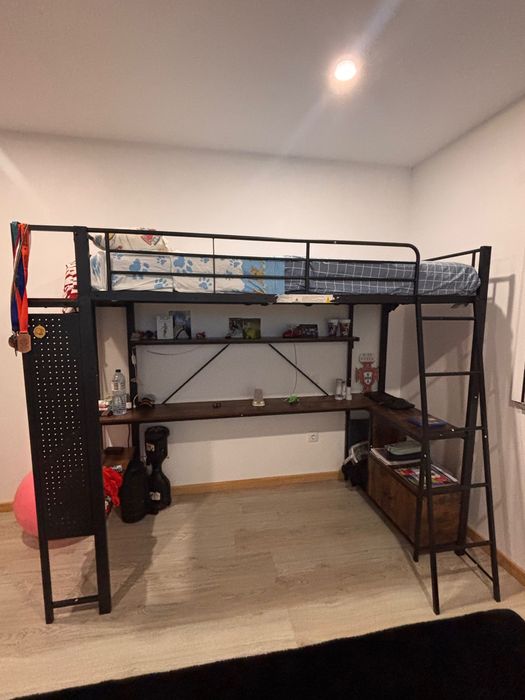 Cama  alta 90x200 cm - Estrutura de ferro - Iluminação LED - Escrivaninha com prateleira - Porta USB - Preto​ (colchão incluido)