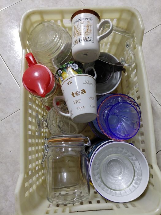 Cesto com loiça variada