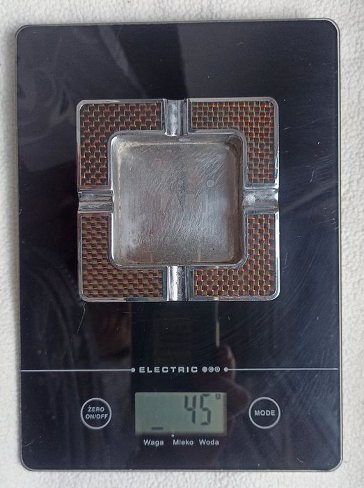 Stara ciężka popielniczka .