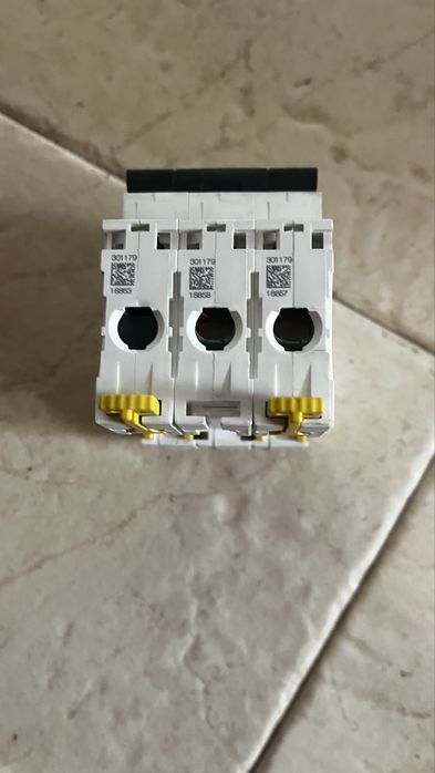 Schneider iC60N - Disjuntor - 3P - 32A