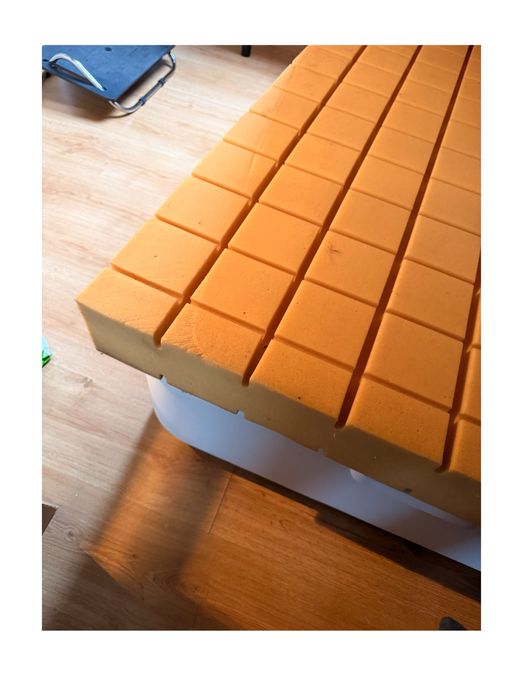 Cama individual com arrumação