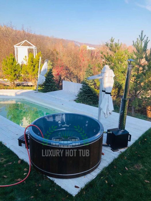 Вуличне джакузі на дровах