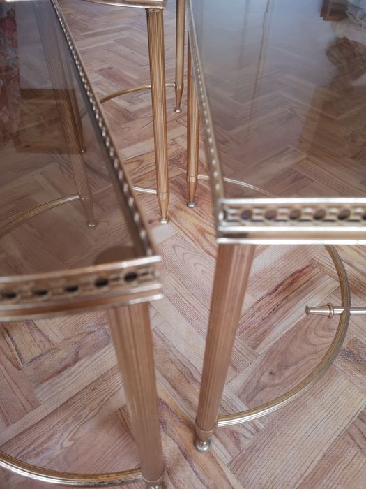 Mesa de vidro e metal