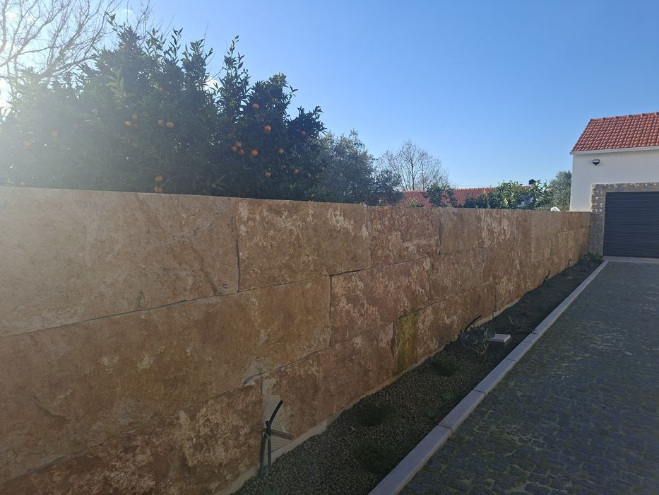 Muros em blocos de pedra rústica