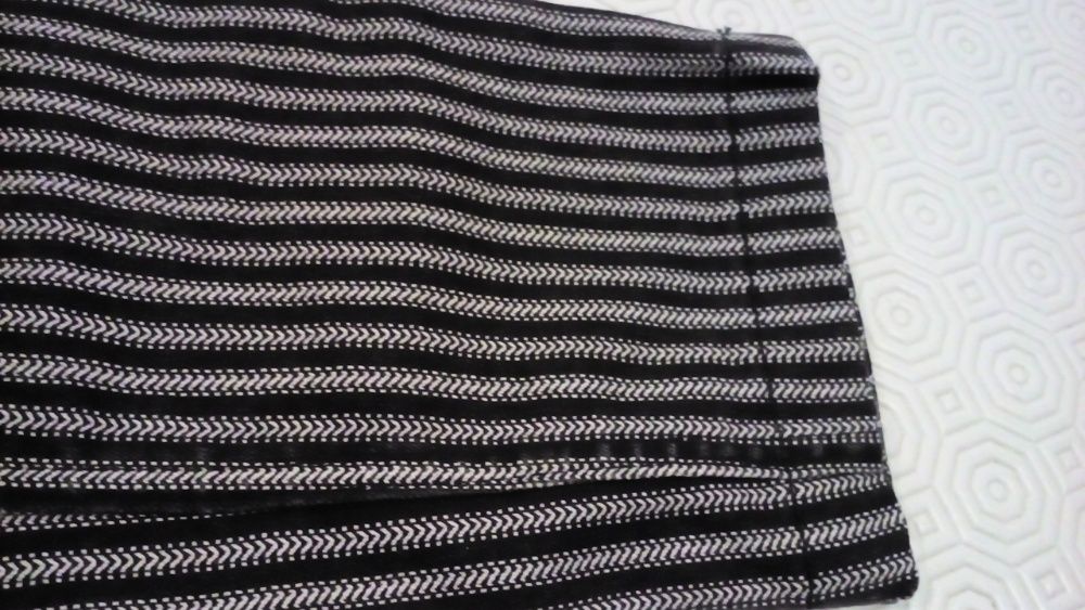 H&M - Calça de ganga - preta, com padrão "espinhas" - tamanho 34 - H&M