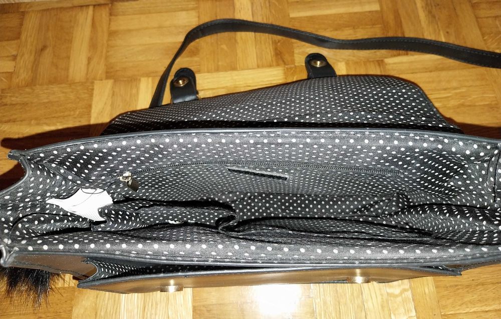 Młodzieżowe torebki, jedna  z ćwiekami