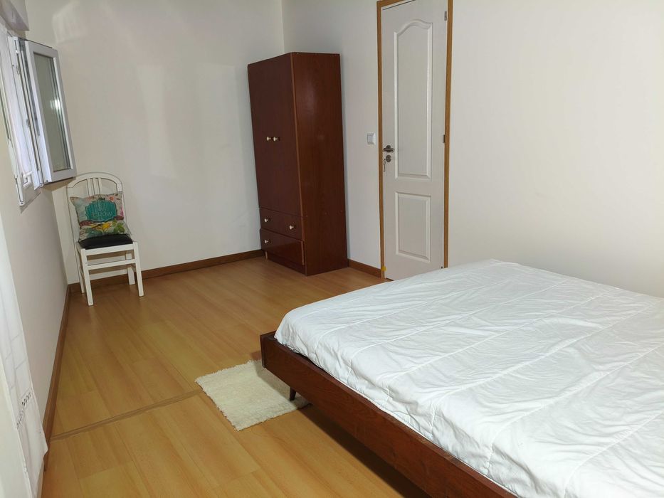 Moradia T2+1 mobilada, em fase final de remodelação, disponível a partir de início de junho.