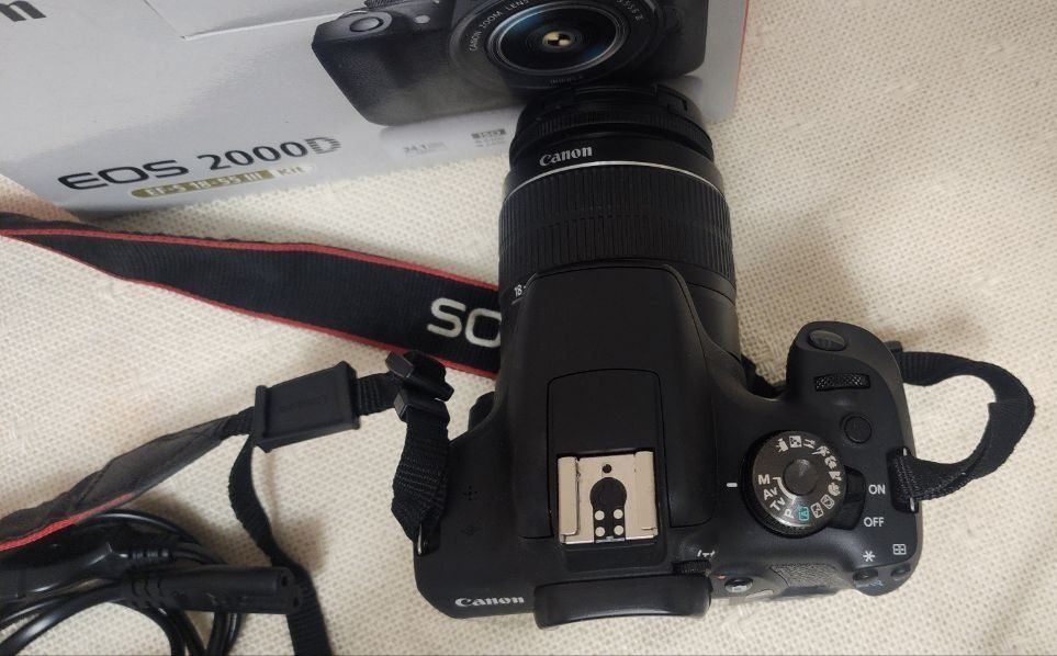 Фотоапарат Canon EOS 2000D