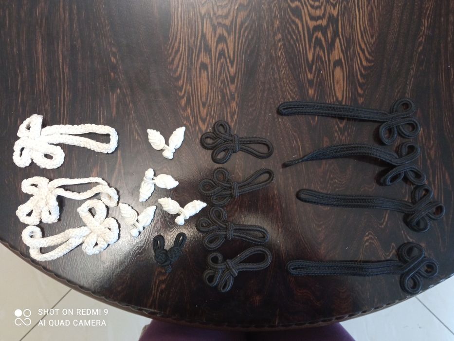 Ozdobne zapięcia do odzieży, płaszczy.