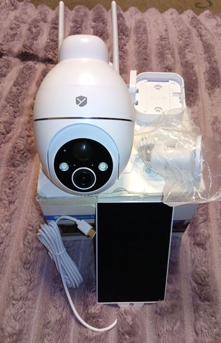 Безпровідна камера спостереження з сонячною панелькою