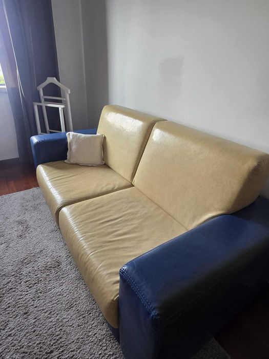 Conjunto de Sofá e Cadeirão em Pele Genuína