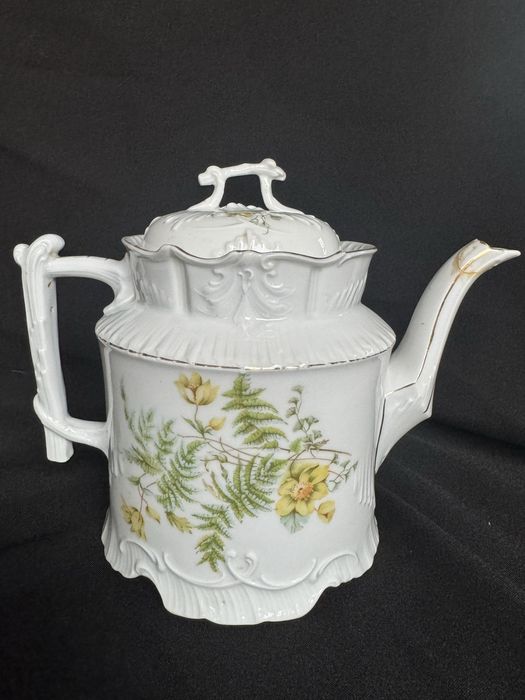 CT.Zestaw porcelanowych dzbanków, mlecznik i cukiernica.