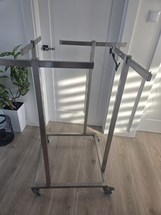 Wieszak metalowy na ubrania