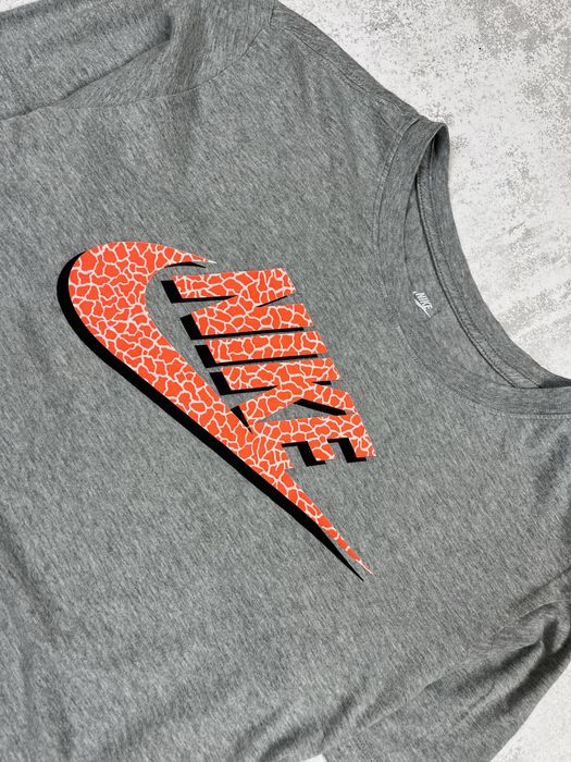 Футболка nike з яскравим графічним логотипом
