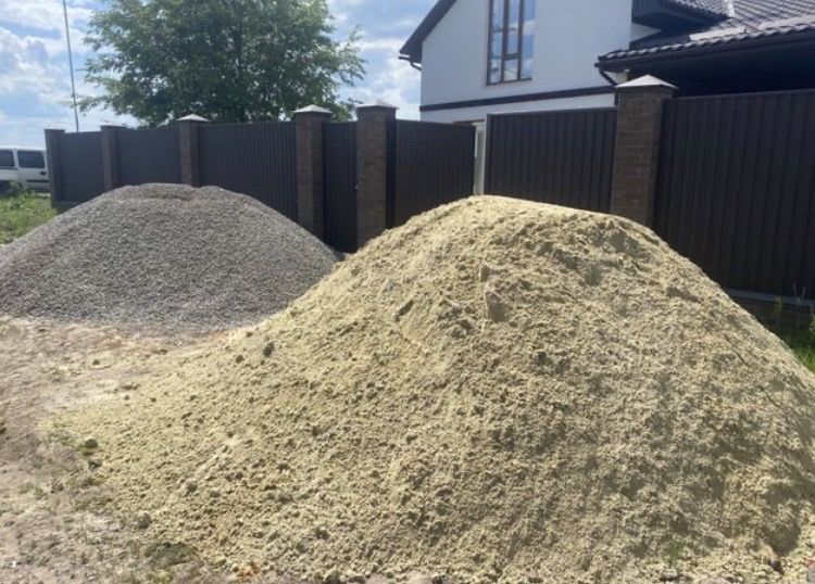 Песок и щебень . Доставка по городу и области